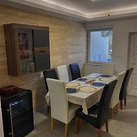 בית נופש Gombos Maganszallashely פוניארצוושהג'