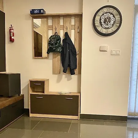 Gombos Maganszallashely 본보야크바세기