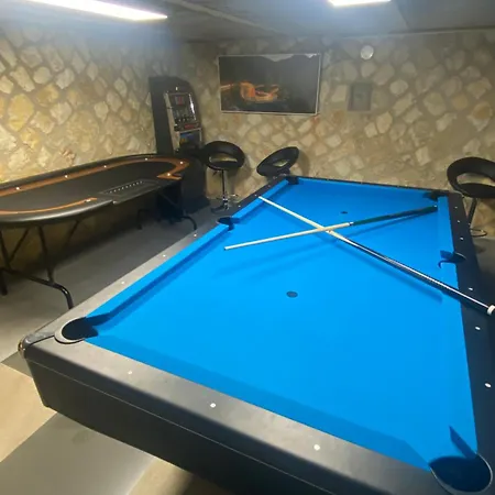 Gombos Maganszallashely *